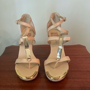 Dolce Vita summer wedge with gold details